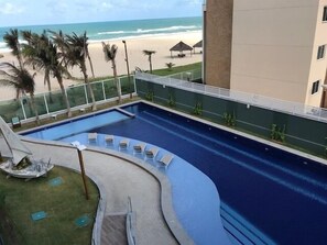 Una piscina al aire libre, tumbonas