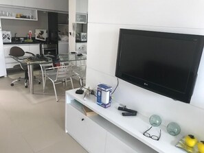 全景公寓, 2 間臥室, 無障礙, 海灘景觀 | 客廳 | 平面電視