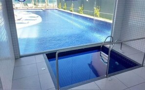 Una piscina al aire libre, tumbonas