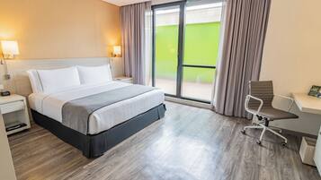 Standard Room, 1 King Bed | Minibar, in-room safe, blackout drapes, iron/ironing board