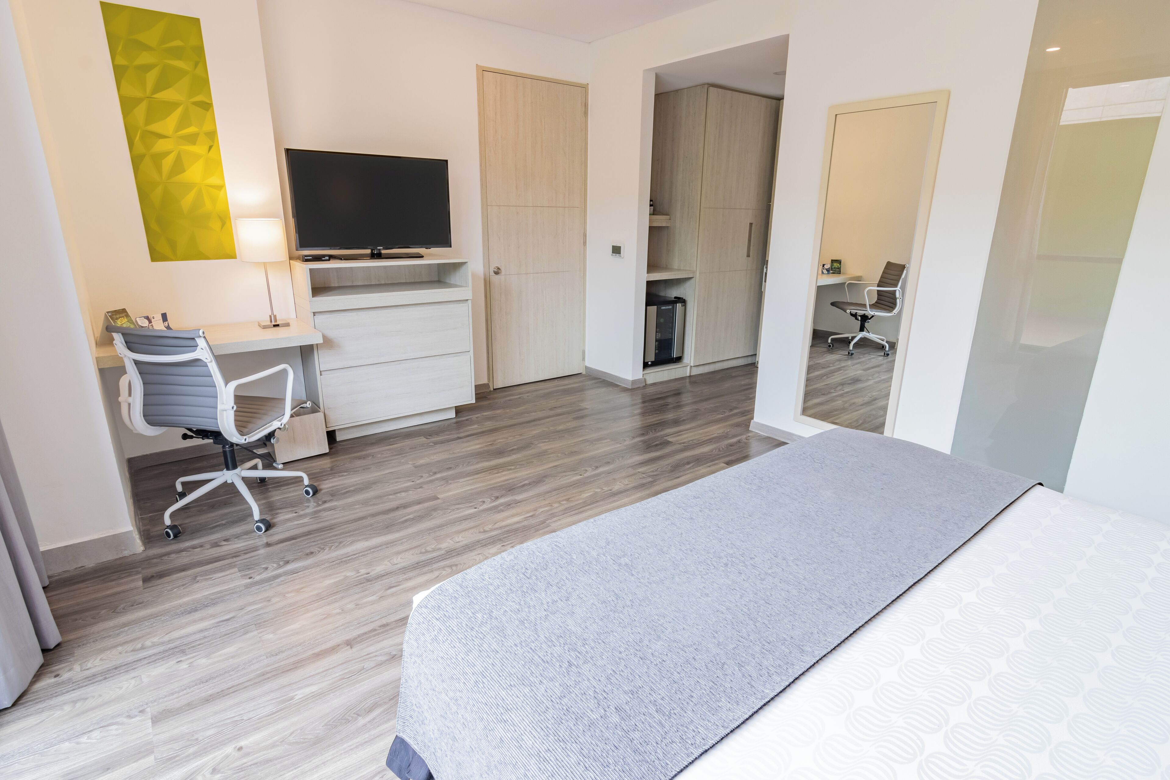 standard room, 1 king bed | 1 bedroom, minibar, in-room safe, blackout curtains