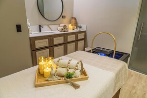 Un baño con bañera, lavabo, espejo y toallero.
