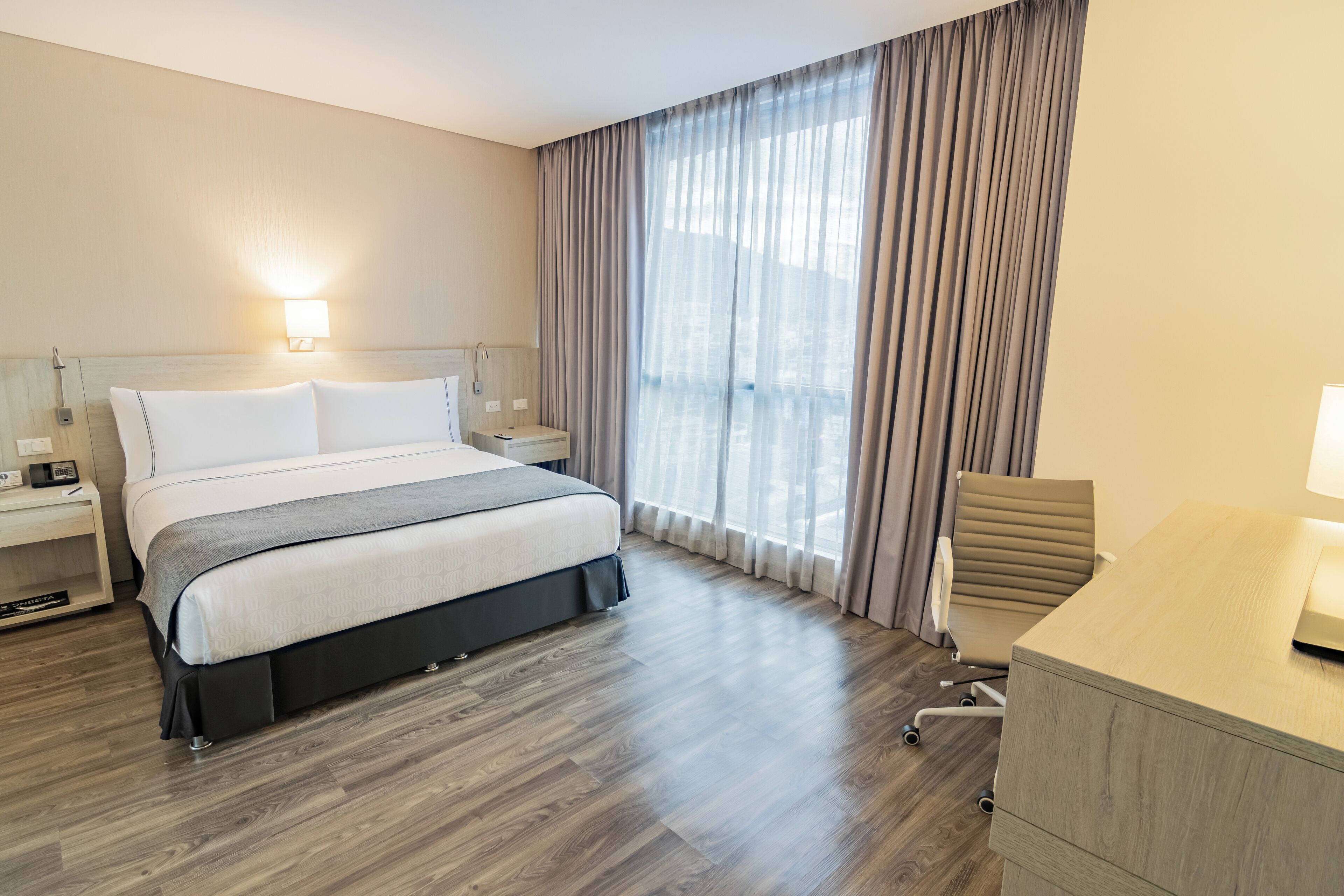 standard room, 1 king bed | 1 bedroom, minibar, in-room safe, blackout curtains