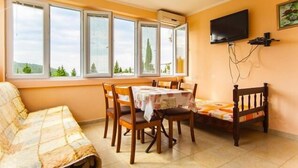 In-room dining - Vila Gerbera (Sutomore)