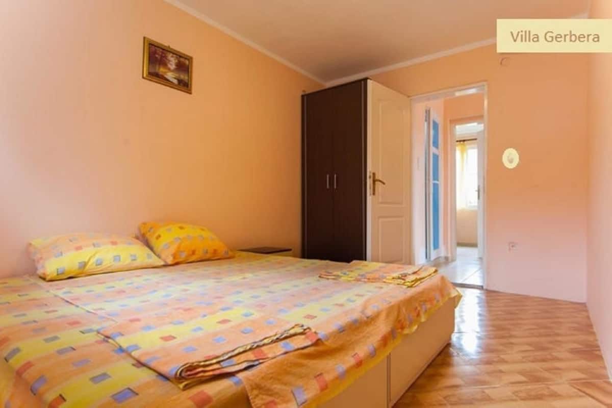 Apartamento familiar, 2 habitaciones, cocina, vistas parciales al mar | Ropa de cama de alta calidad y tabla de planchar con plancha