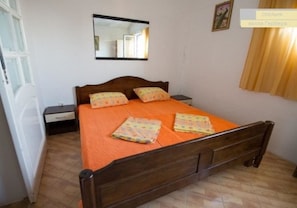 Family Apartment, 4 Bedrooms, Lanai, Sea View | Premium bedding, iron/ironing board, free cribs/infant beds, bed sheets - Vila Gerbera (Sutomore)