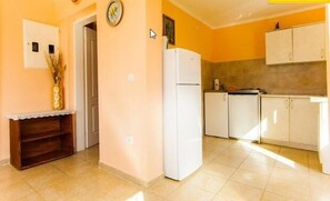 Fridge, stovetop, coffee/tea maker, electric kettle