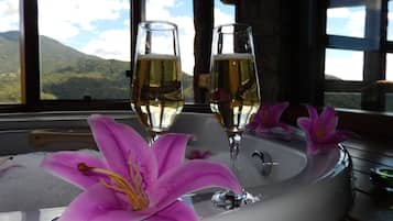 Honeymoon Chalet, Hot Tub | Private spa tub