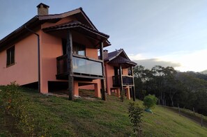 A two-story house with a balcony and a satellite dish. - Pousada do Sonho (Itatiaia)