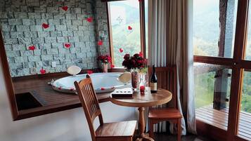 Chalé lua de mel, banheira de imersão | Frigobar, Wi-Fi de cortesia, roupa de cama