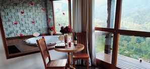 Honeymoon Chalet, Hot Tub