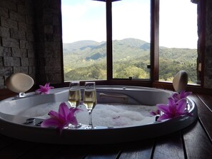Chalet pour lune de miel, baignoire à remous | Salle de bain | Séchoir à cheveux, serviettes fournies