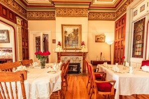 Free daily full breakfast  - Amethyst Inn at Regents Park (Victoria)