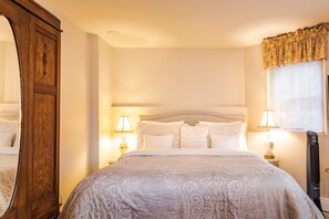 Suite estándar, 1 cama matrimonial, tina (Garden Room) | 1 habitación, decoración personalizada, muebles diferentes y escritorio 