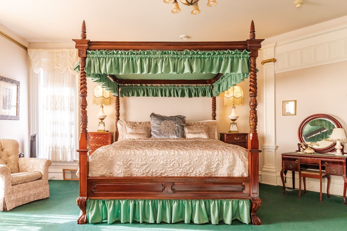 Deluxe Room, 1 King Bed, Non Smoking, Bathtub