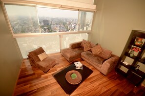 舒適公寓, 1 張加大雙人床和 1 張沙發床, 城市景觀, 高層 | 起居區 | 32-吋平面電視、有線頻道、電視