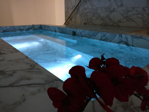 Indoor spa tub