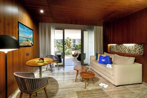 Family Selection Junior Suite Pool Access Beachside | 1 Schlafzimmer, kostenlose Minibar, Zimmersafe, Schreibtisch