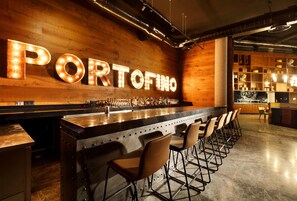 8 restaurants, serveren ontbijt, lokale en internationale gerechten