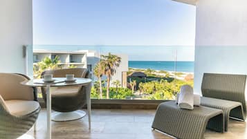 Junior Suite Poolside Ocean View | 1 habitación y artículos del minibar gratis