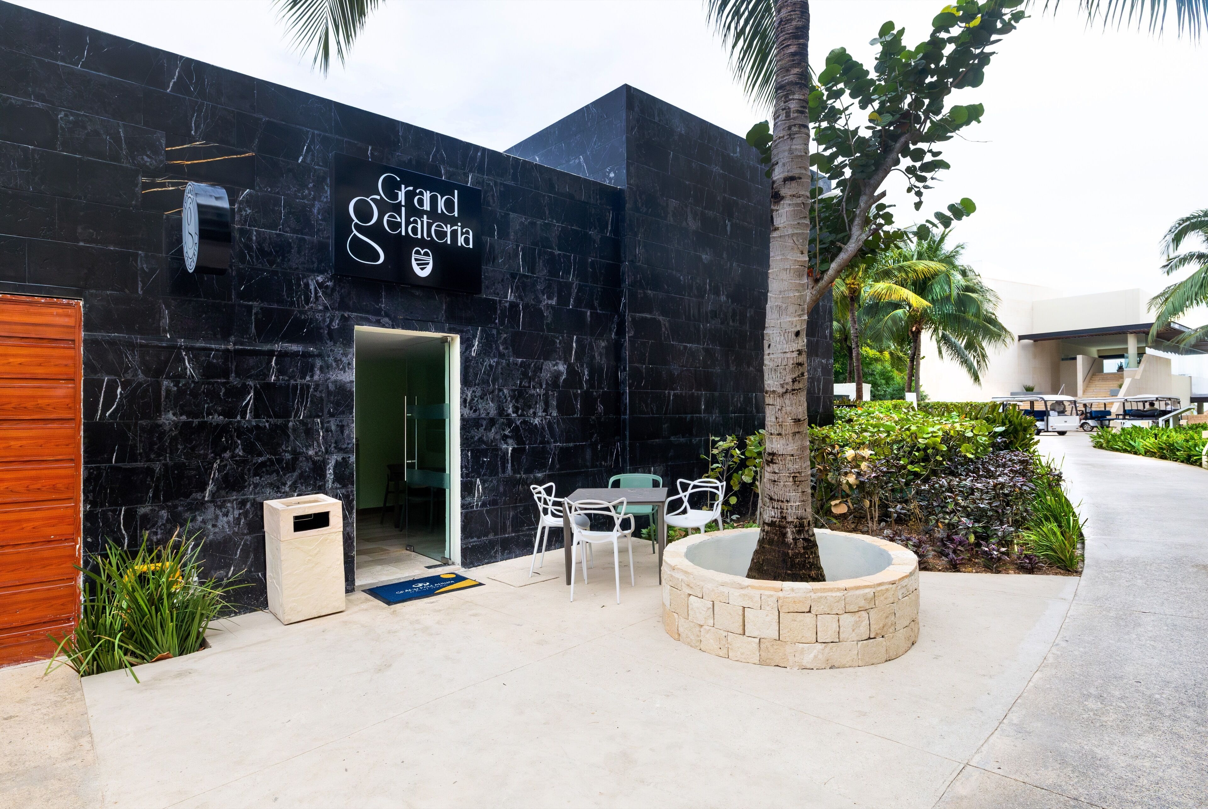 8 间餐厅，供应早餐、午餐和晚餐，本地与国际菜