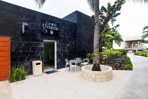 8 restaurantes, se sirve desayuno, cocina local e internacional 