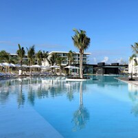 3 piscinas al aire libre, sombrillas, sillones reclinables de piscina