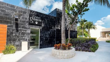 8 间餐厅,供应早餐、午餐和晚餐,本地与国际菜