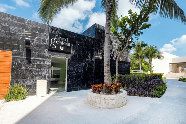 8 ห้องอาหาร, บริการอาหารเช้า อาหารกลางวัน, อาหารท้องถิ่นและนานาชาติ