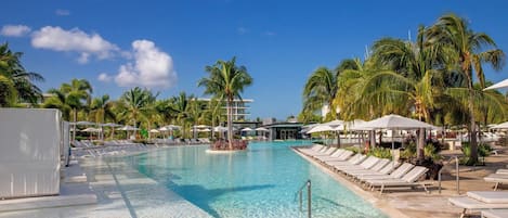 3 piscine all'aperto, ombrelloni da piscina, lettini