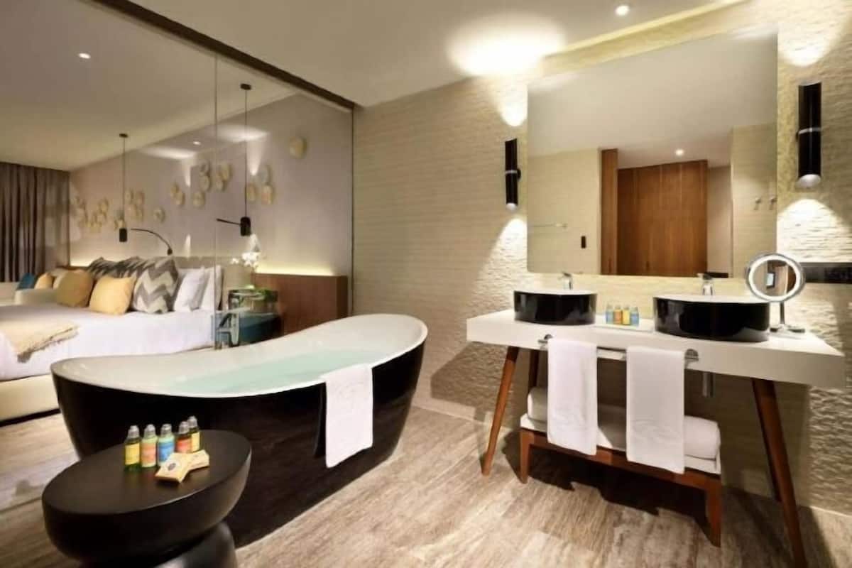 Separate tub and shower, jetted tub, designer toiletries, hair dryer