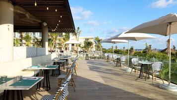 6 nhà hàng, phục vụ bữa sáng, bữa trưa, món ăn mang phong cách quốc tế