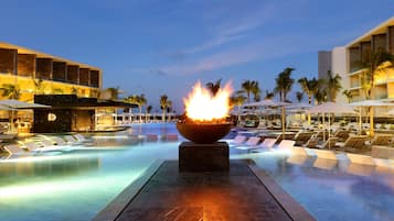 3 Außenpools, Cabañas (gegen Gebühr), Sonnenschirme