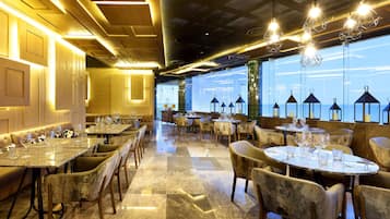 6 restaurantes; se sirven desayunos, comidas y cenas