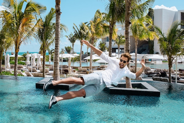 3 piscinas al aire libre, camas de piscina con cargo, sombrillas