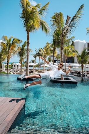 3 piscinas al aire libre, camas de piscina con cargo, sombrillas