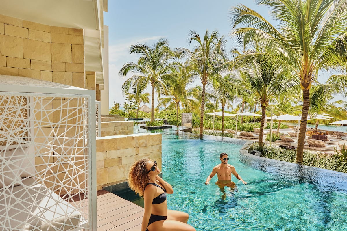 Junior Suite Swim Up Beachside | 1 bedroom, premium bedding, memory-foam beds, free minibar