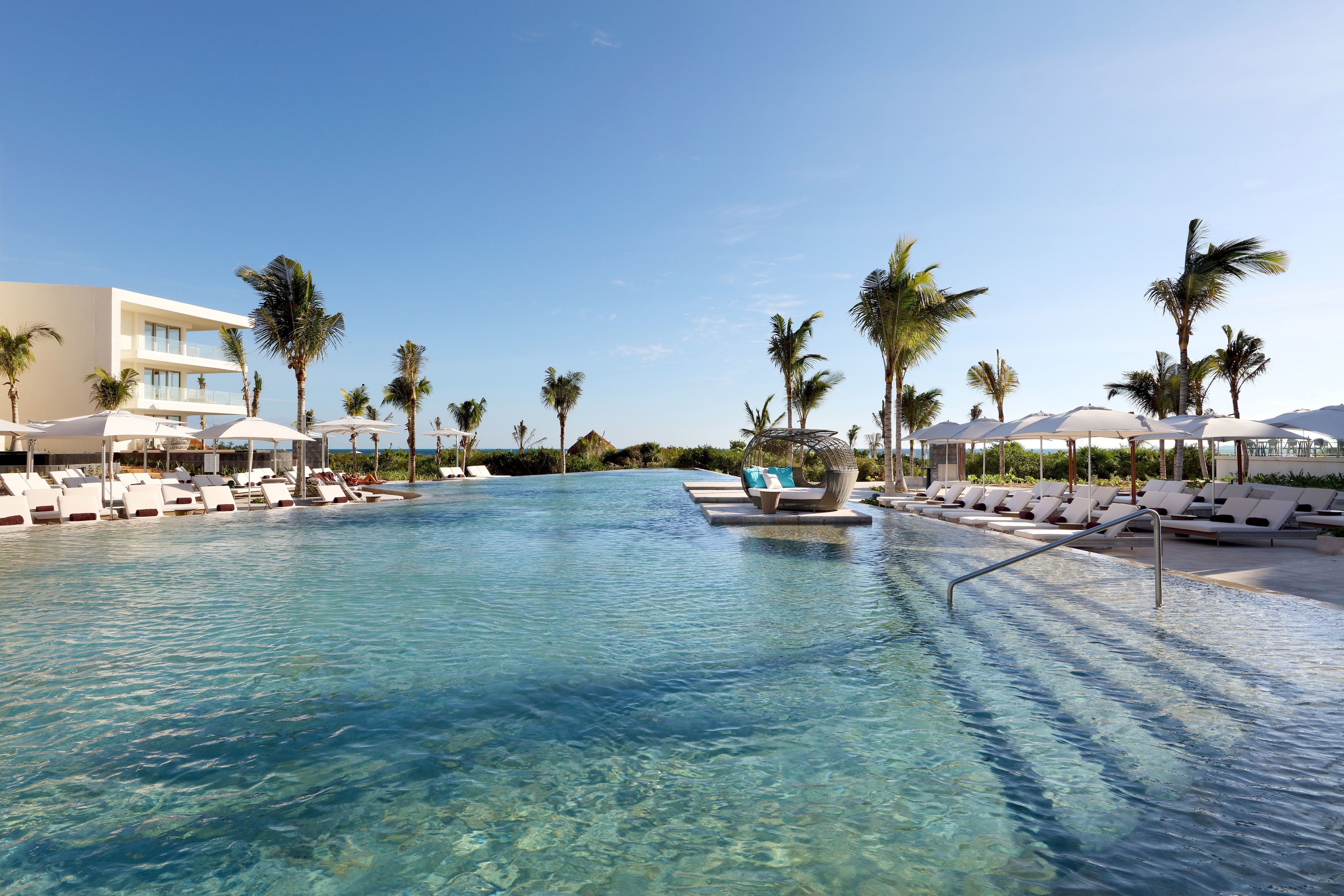 3 つの屋外プール、営業時間 8:00 ～ 20:00、カバナ (有料)、プール パラソル