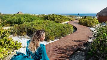 Plage, sable blanc, cabines (en supplément), chaises longues
