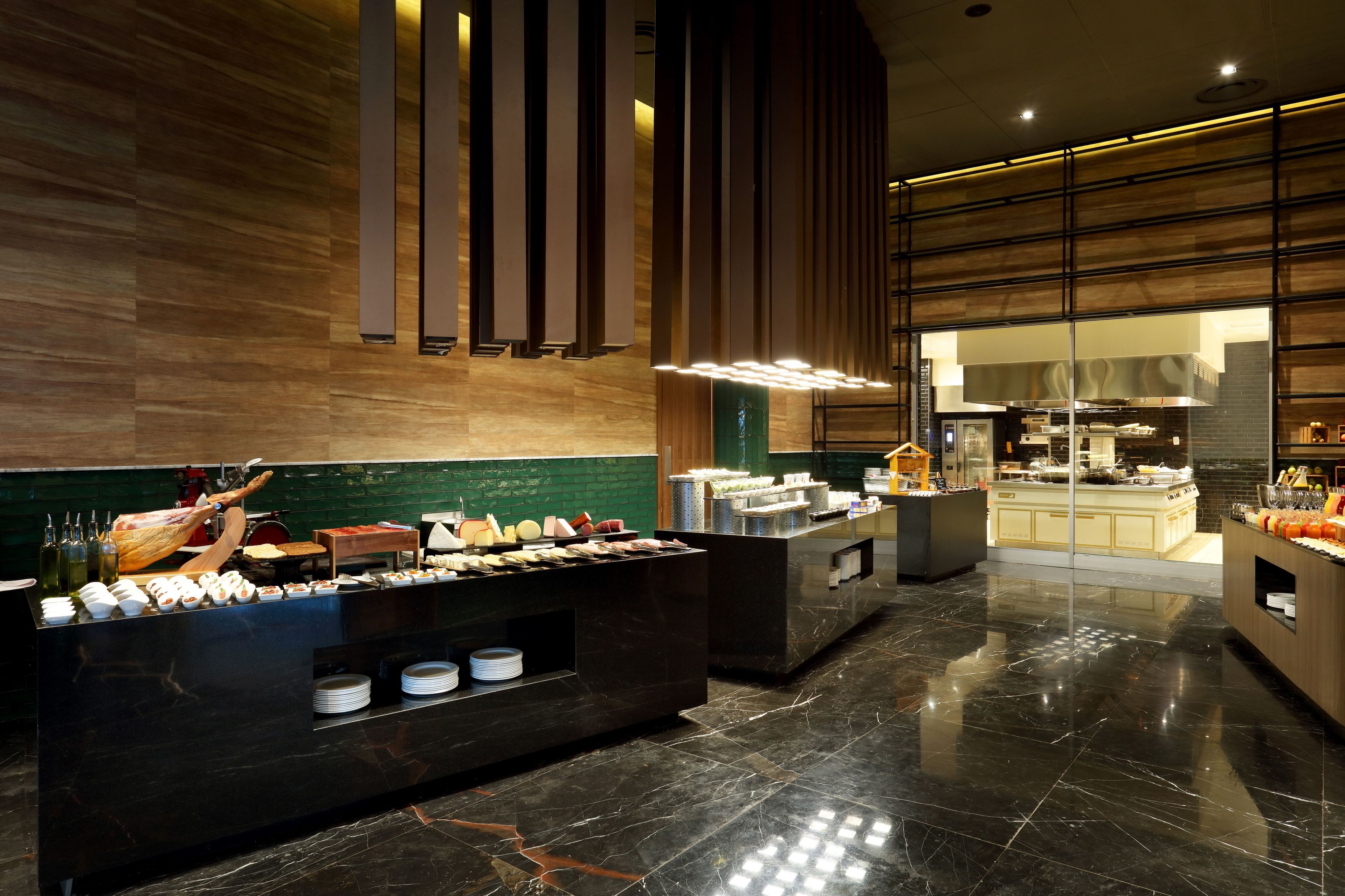 6 间餐厅，供应早餐、午餐和晚餐，国际美食