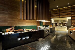 6 restaurants, breakfast, lunch, dinner served; international cuisine