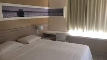 Minibar, skrivebord, blendingsgardiner og wi-fi (inkludert)