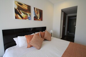 Apartamento conforto, 1 cama King, vista para a cidade | 1 quarto, ferros/tábuas de passar roupa, Wi-Fi de cortesia