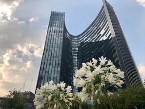 Un moderno edificio de gran altura con fachada curva y exterior de vidrio.
