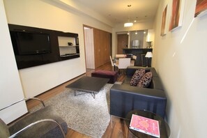 Apartamento conforto, 1 cama King, vista para a cidade | Área de estar | TV de tela plana