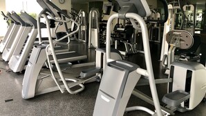 Ett gym med löpband, crosstrainers och styrketräningsmaskiner.