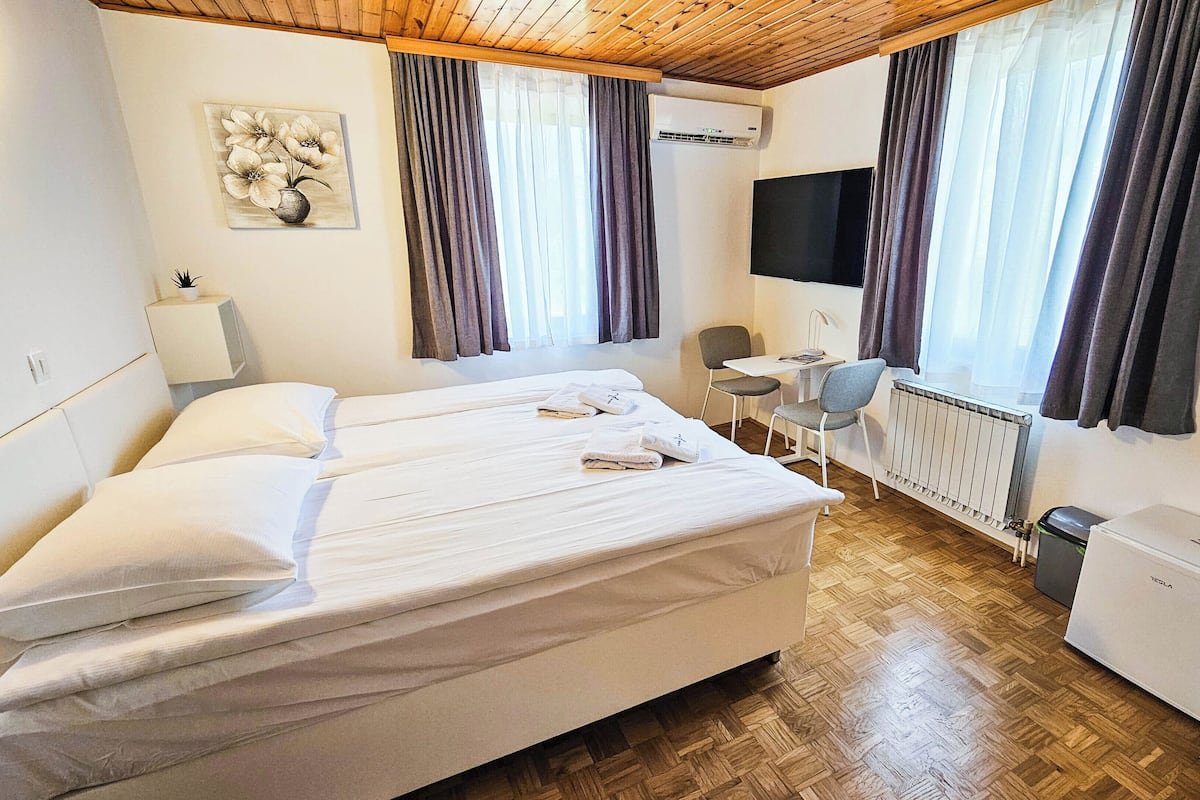 Kahden hengen superior-huone (yksi tai kaksi sänkyä) | Allergiatestatut vuodevaatteet, untuvapeitot, työpöytä