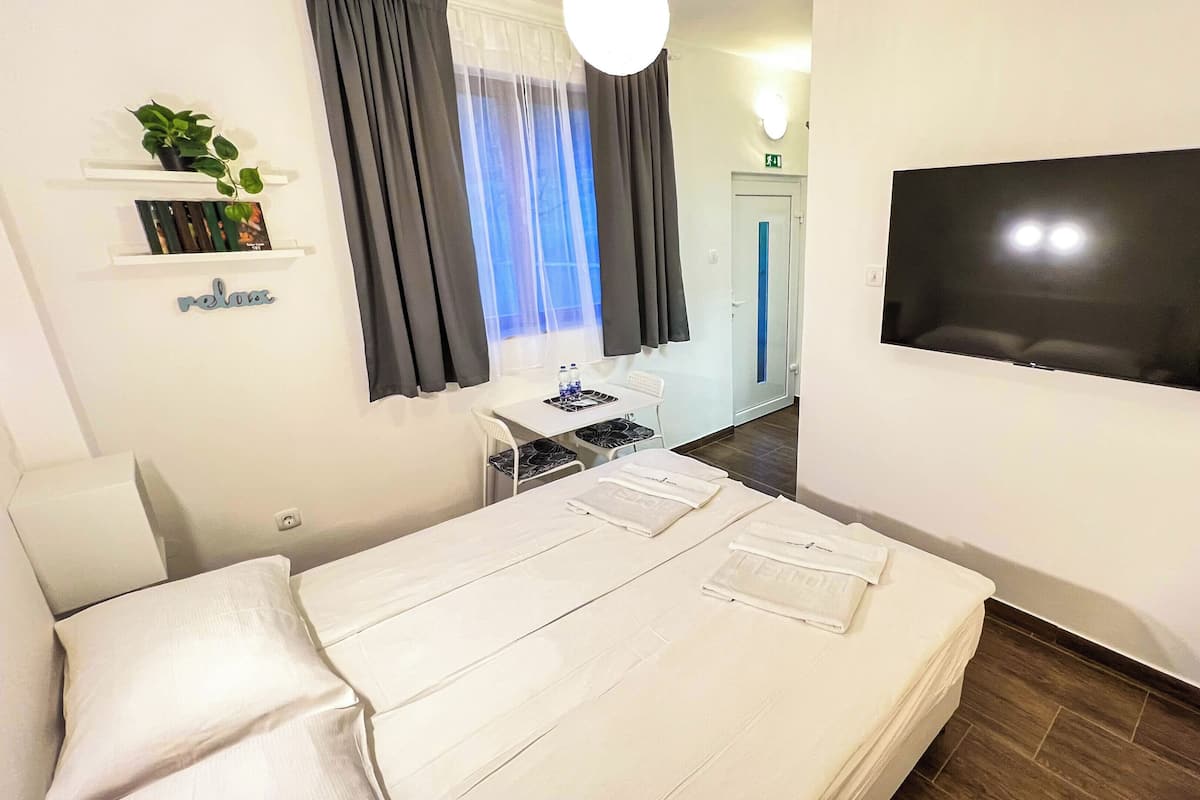 Kahden hengen superior-huone (yksi tai kaksi sänkyä) | Allergiatestatut vuodevaatteet, untuvapeitot, työpöytä