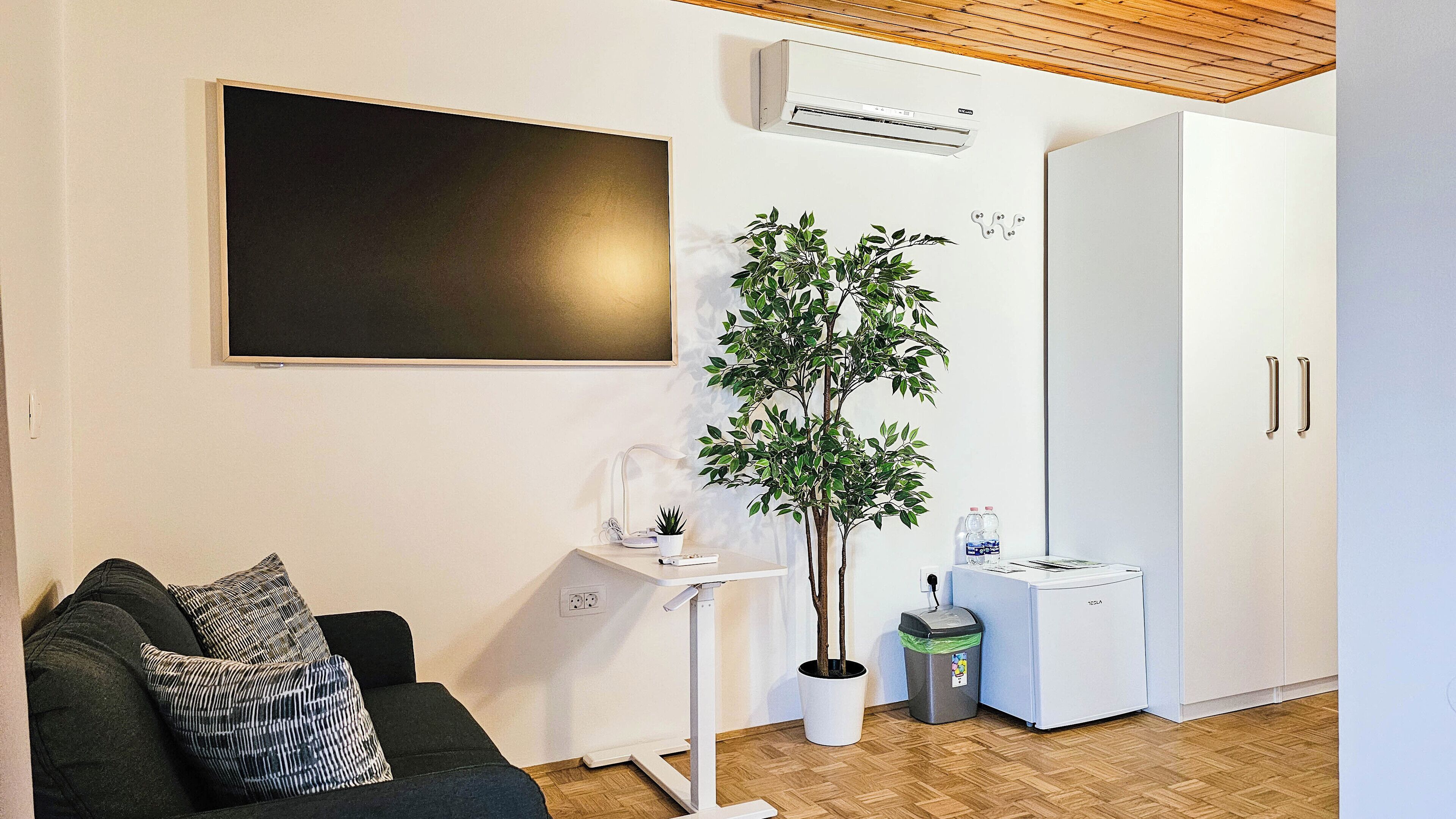 Kahden hengen deluxe-huone (yksi tai kaksi sänkyä) | Allergiatestatut vuodevaatteet, untuvapeitot, työpöytä