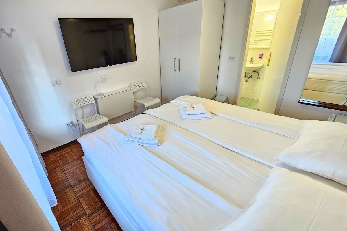 Quarto casal ou duplo standard | Roupas de cama antialérgicas, escrivaninha